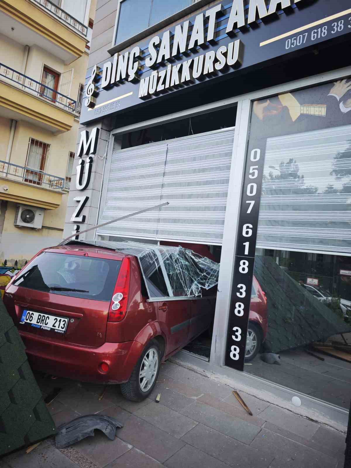 otomobilinin pedallarini karistiran surucu dukkana daldi icerdeki calisan ezilmekten son anda kurtuldu 5 B2UPc1A4