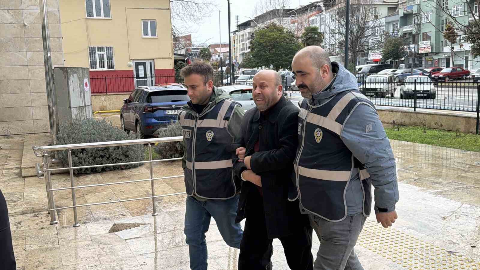 otomobiliyle kacak gocmen tasiyan surucu tutuklandi 2 AmKsN4y3