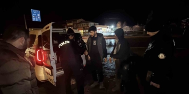 otomobiliyle-kacak-gocmen-tasiyan-surucu-tutuklandi-XxKOjciE.jpg