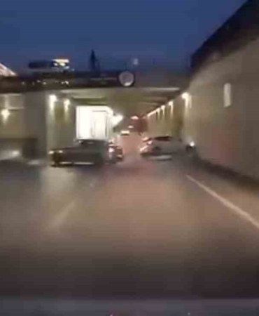 otomobiliyle-makas-atarken-kaza-yapti-o-anlar-arac-kamerasinda-Ld2TdPKU.jpg