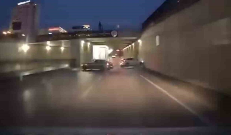 otomobiliyle-makas-atarken-kaza-yapti-o-anlar-arac-kamerasinda-Ld2TdPKU.jpg