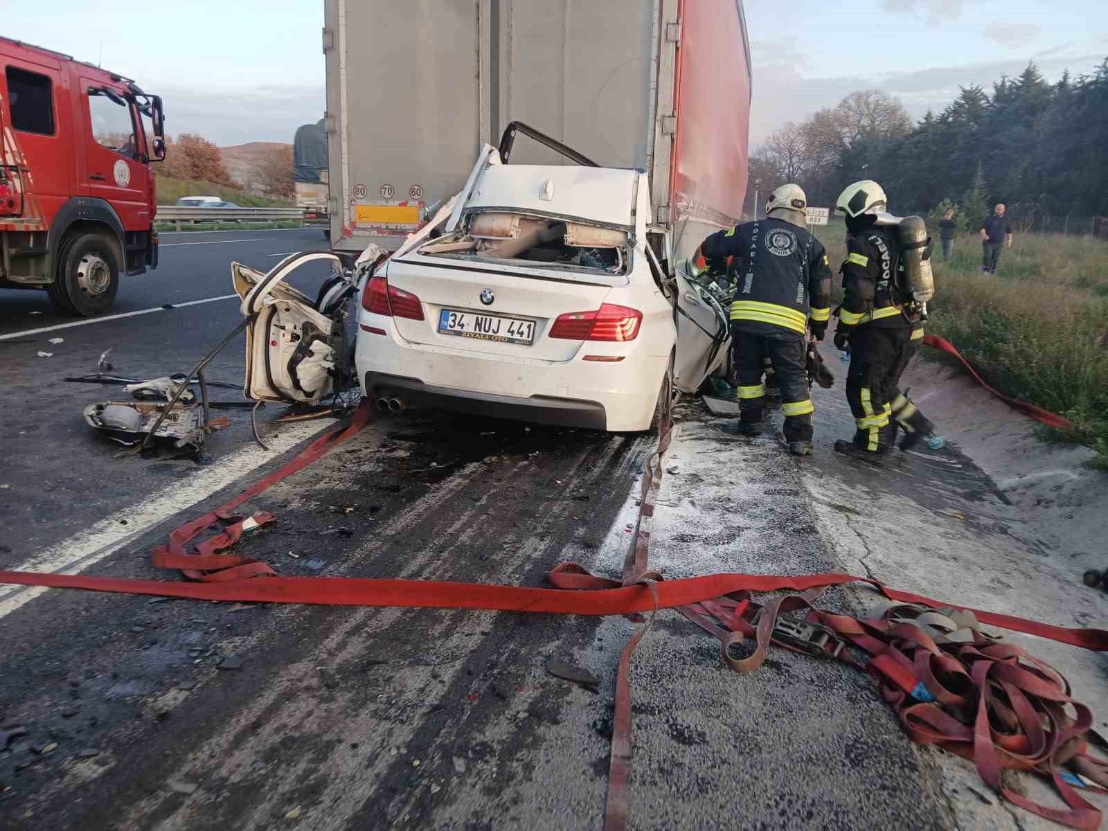 otomobiliyle tirin altina giren 18 yasindaki surucu hayatini kaybetti 0 ZbQFrwNC