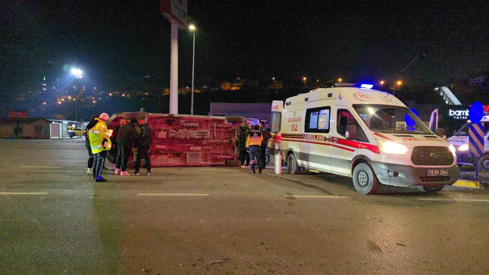 otomobille carpisan ambulans devrildi 3 saglik calisani yaralandi 0 SC5ZO1L7