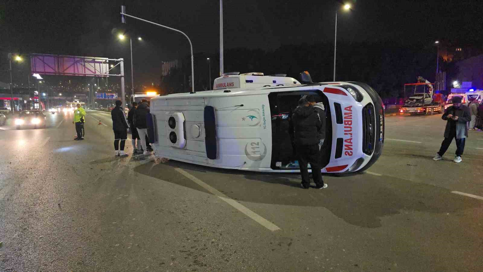 otomobille carpisan ambulans devrildi 3 saglik calisani yaralandi 1 77z1FY9P