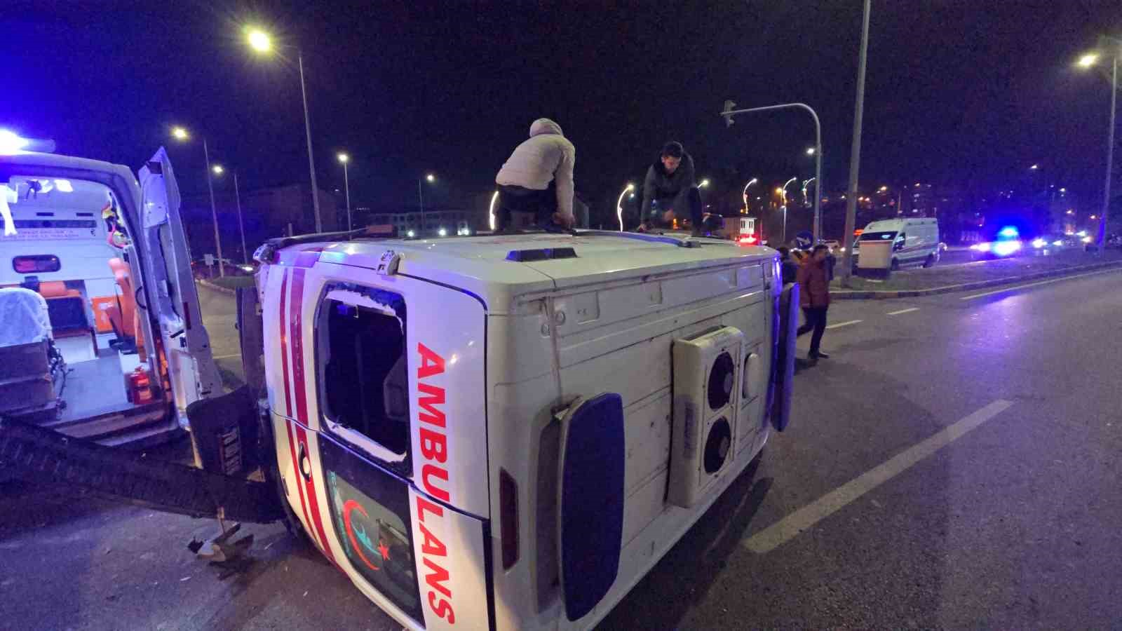 otomobille carpisan ambulans devrildi 3 saglik calisani yaralandi 2 ZwnHEOL4