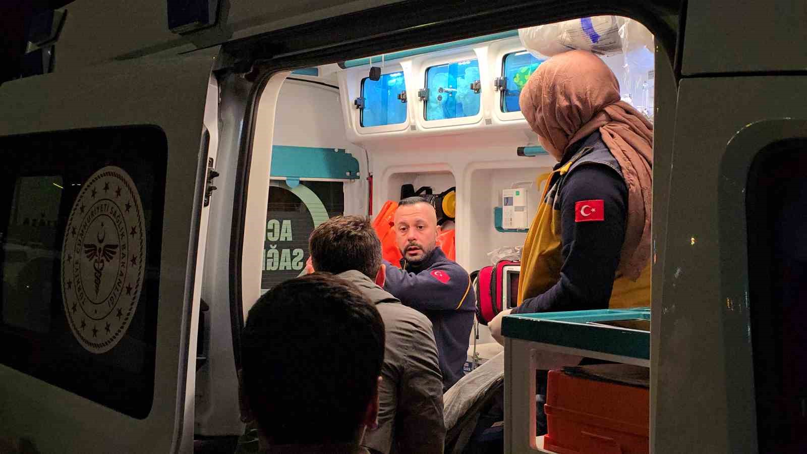 otomobille carpisan ambulans devrildi 3 saglik calisani yaralandi 3 zDdjIEvQ