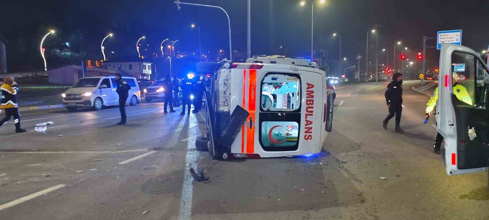 otomobille carpisan ambulans devrildi 3 saglik calisani yaralandi 4 XFqaDDhn