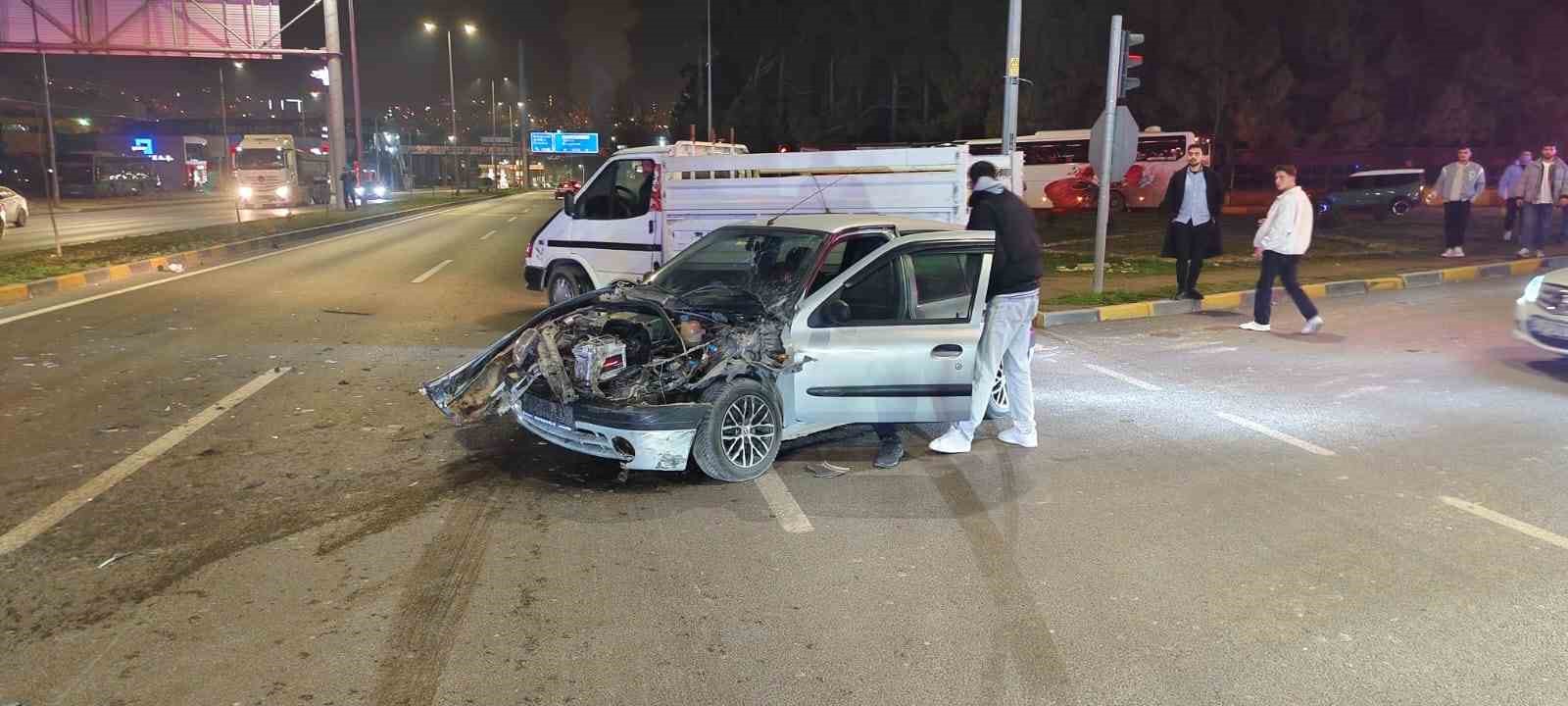 otomobille carpisan ambulans devrildi 3 saglik calisani yaralandi 5 KBhgWQvT
