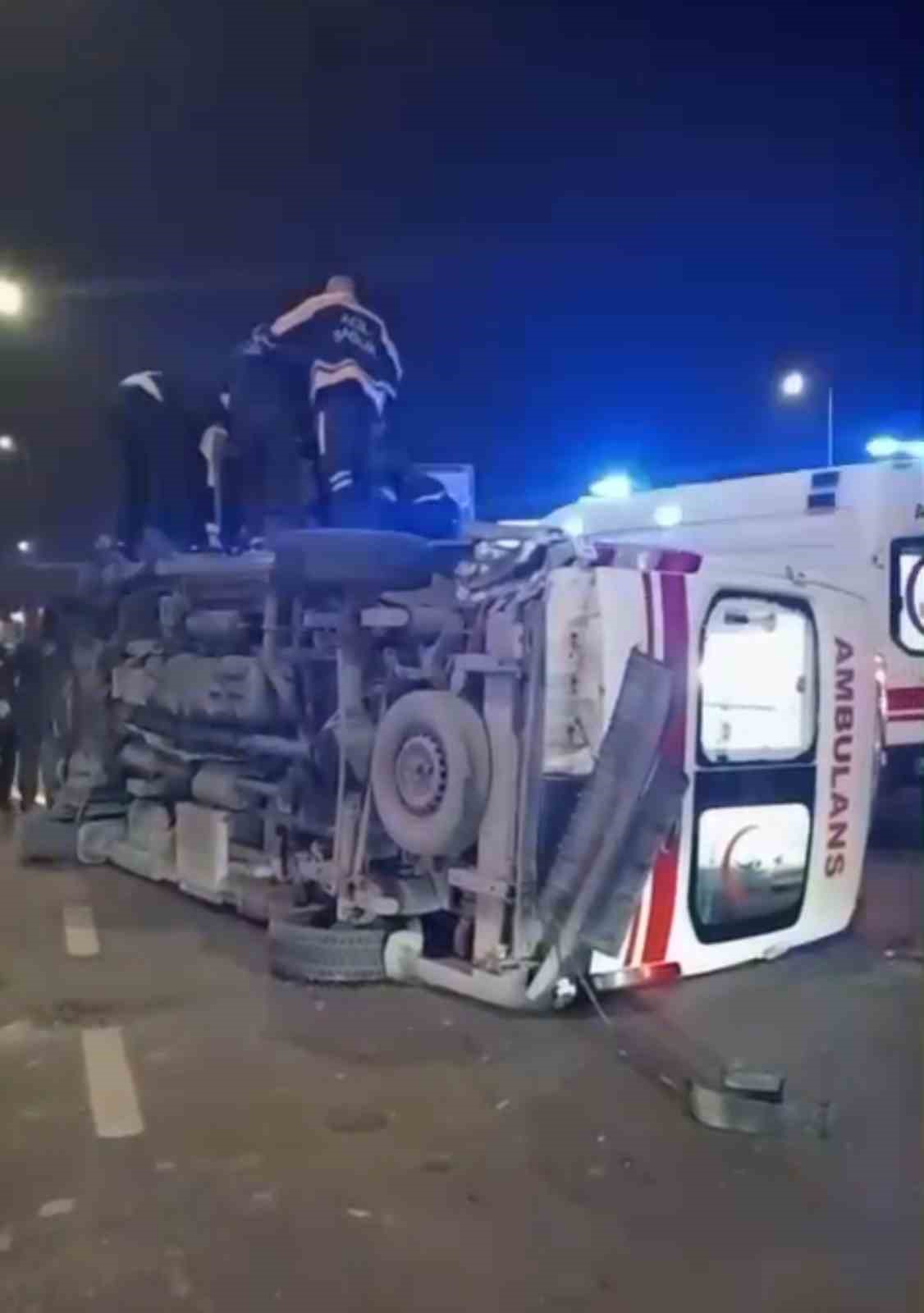 otomobille carpisan ambulans devrildi 3 saglik calisani yaralandi 6 NcOPHJ5G