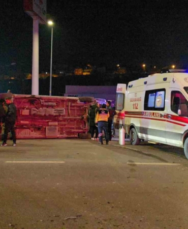 otomobille-carpisan-ambulans-devrildi-3-saglik-calisani-yaralandi-aFMPe1R1.jpg