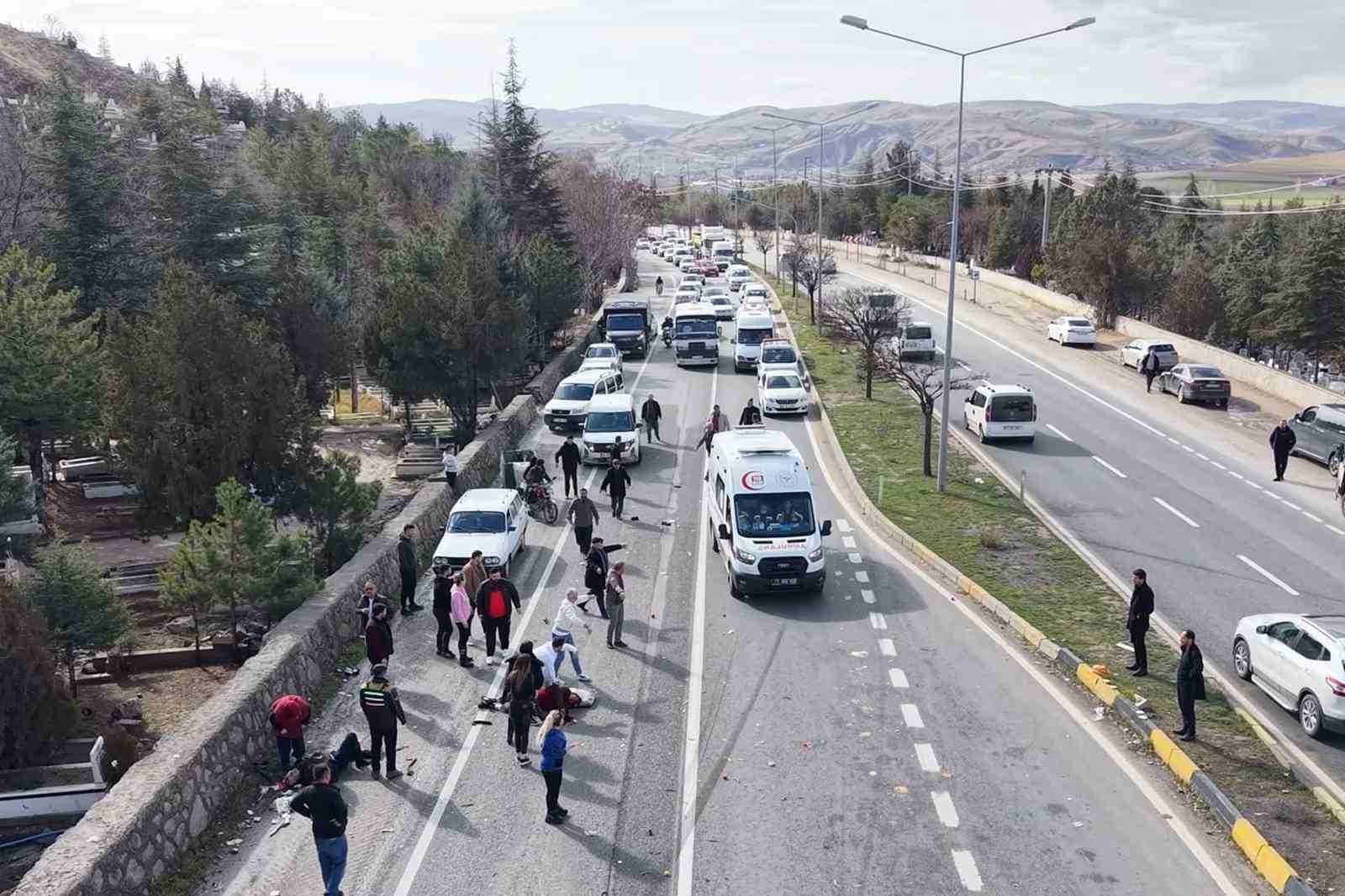 otomobille carpisan elektrikli bisiklet hurdaya dondu 2 agir yarali 1 aHkzspX1
