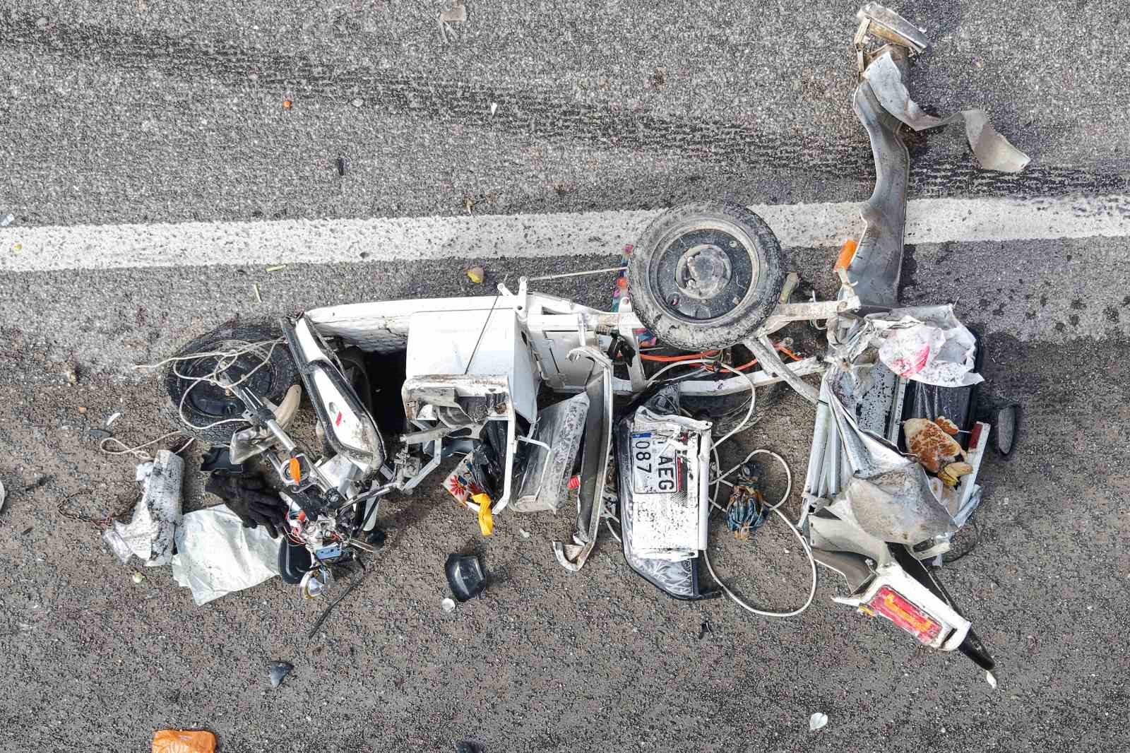otomobille carpisan elektrikli bisiklet hurdaya dondu 2 agir yarali 5 8p1AVBi6