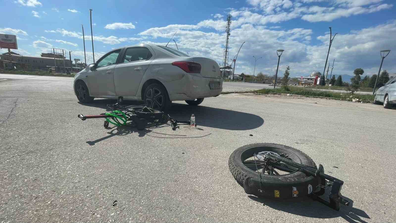 otomobille carpisan elektrikli bisiklet ikiye bolundu 1 yarali 0 RFnJtISe
