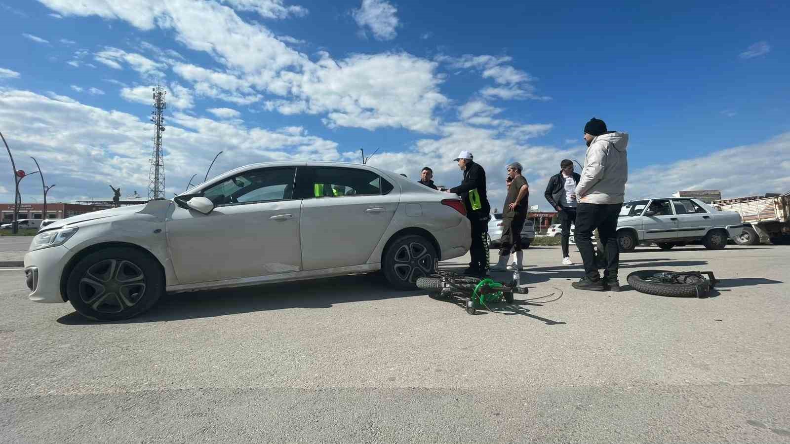 otomobille carpisan elektrikli bisiklet ikiye bolundu 1 yarali 1 i4KZU4Bt