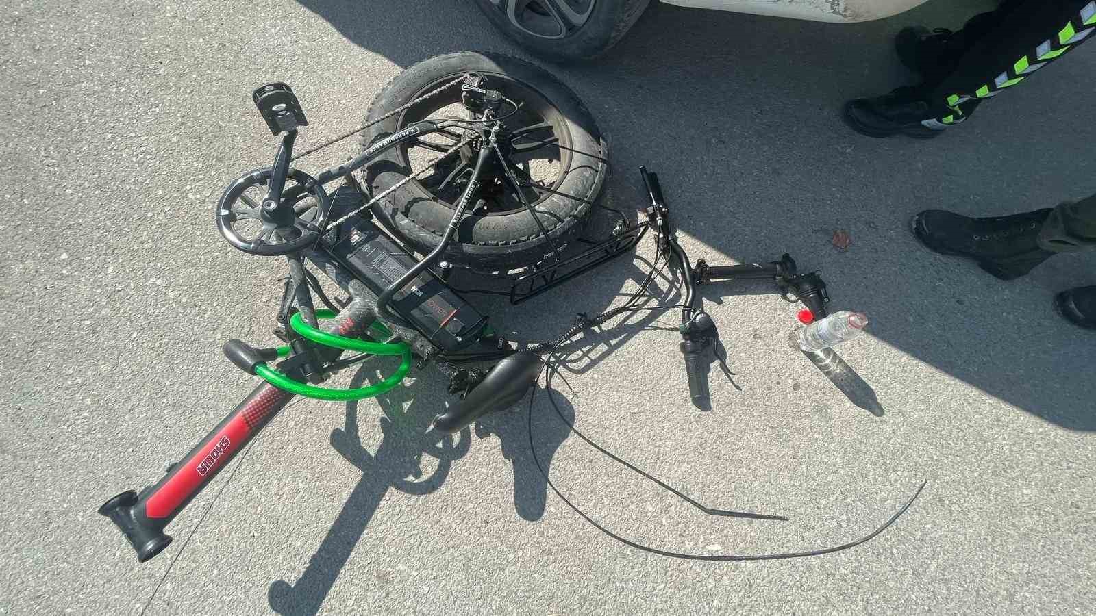 otomobille carpisan elektrikli bisiklet ikiye bolundu 1 yarali 2 uRP8u7md