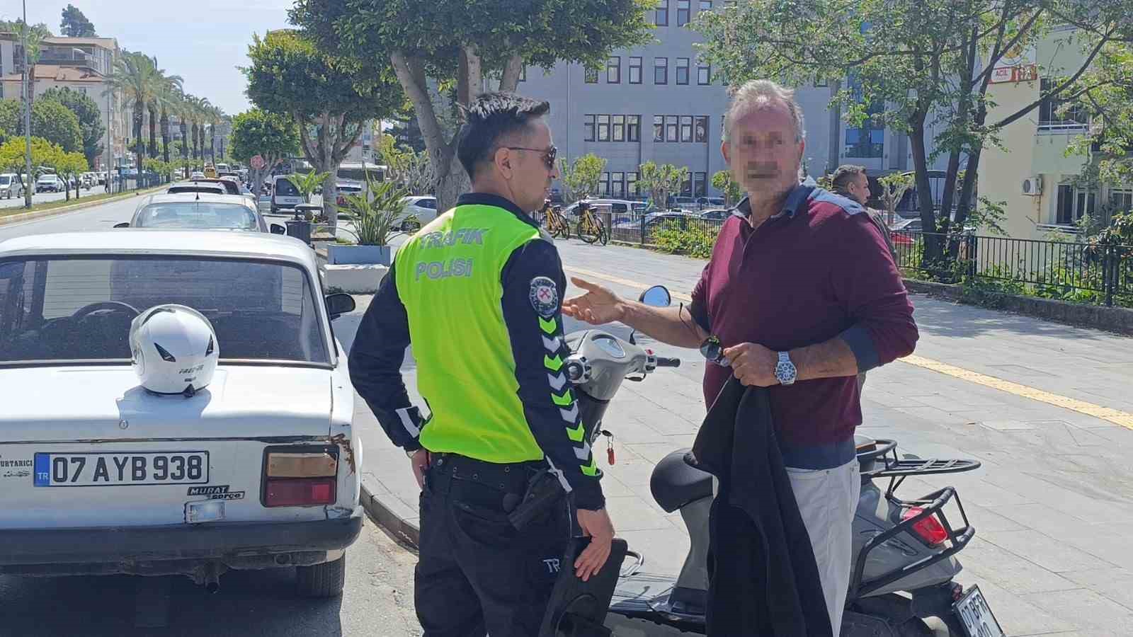 otomobille carpisan elektrikli bisiklet surucusu park halindeki aracin altina suruklendi 0 stMHDeWj