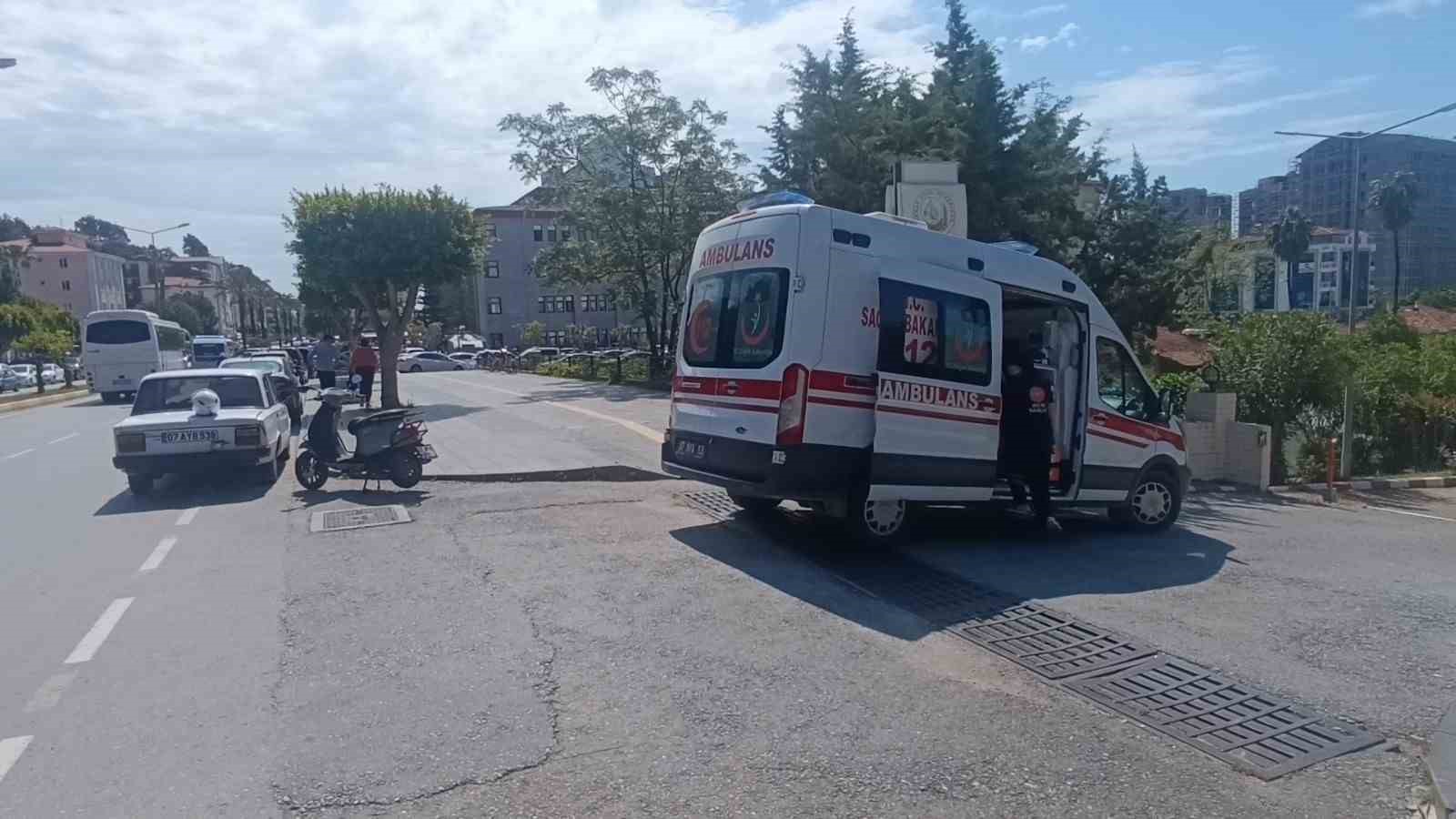 otomobille carpisan elektrikli bisiklet surucusu park halindeki aracin altina suruklendi 3 vdiNQDJ5