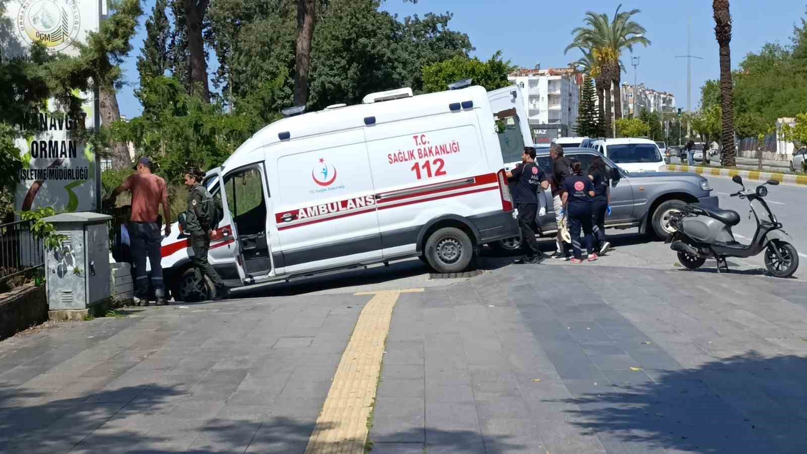 otomobille carpisan elektrikli bisiklet surucusu park halindeki aracin altina suruklendi 4 BcDz69ez