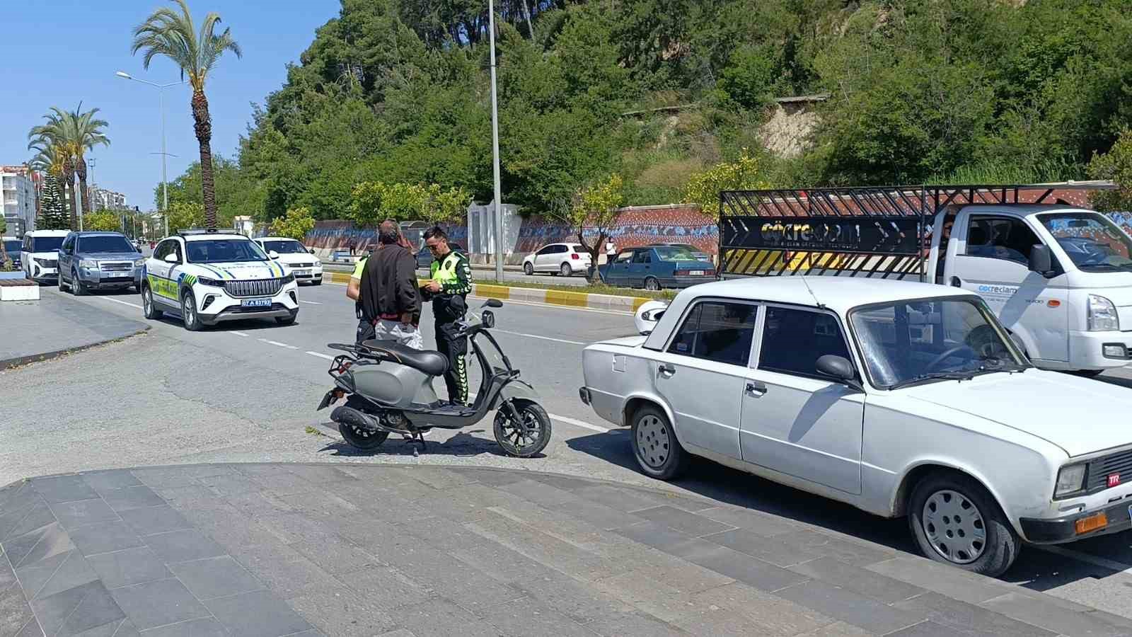 otomobille carpisan elektrikli bisiklet surucusu park halindeki aracin altina suruklendi 5 EehRY1D1