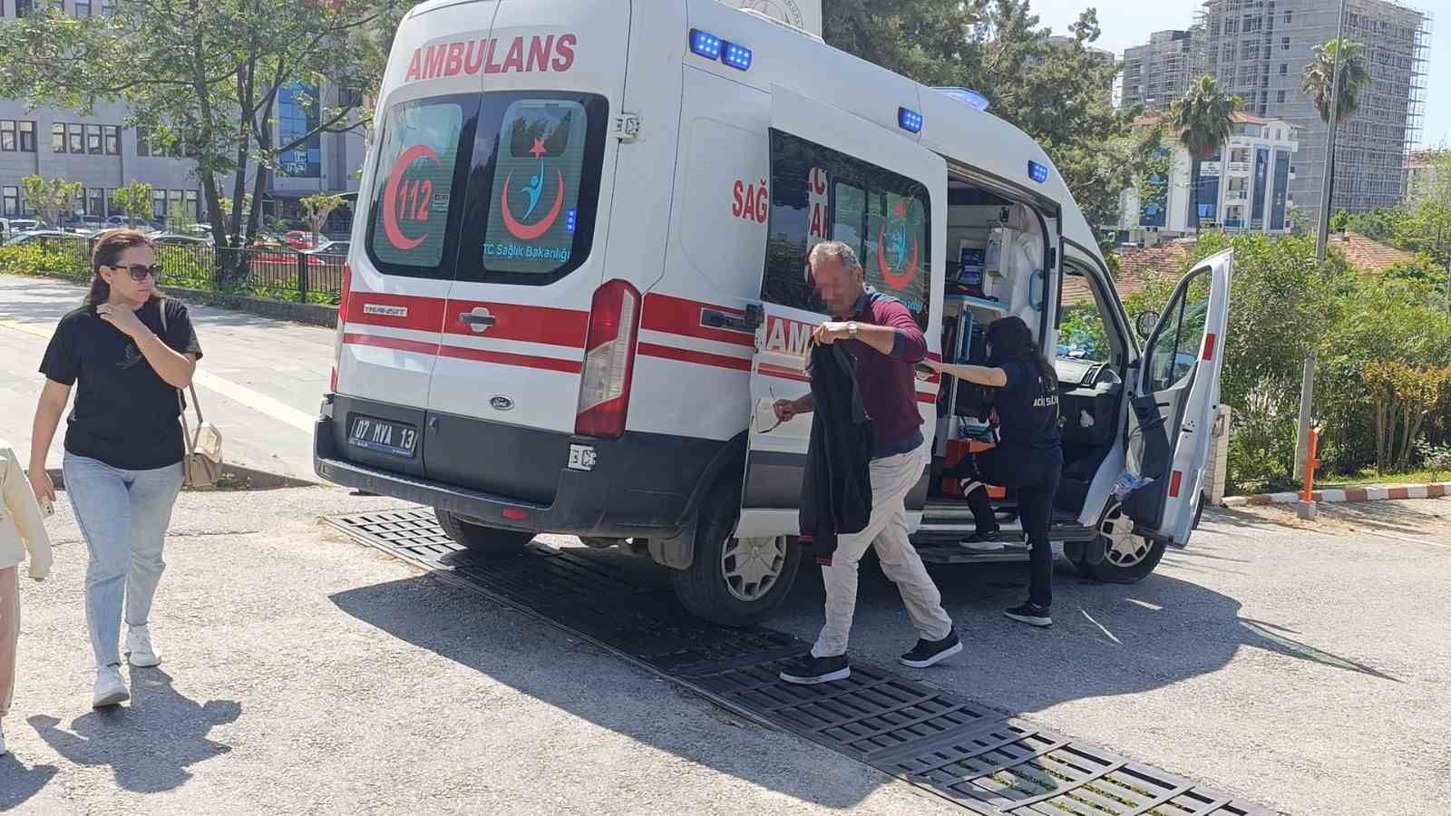 otomobille carpisan elektrikli bisiklet surucusu park halindeki aracin altina suruklendi 6 DUhZUavl