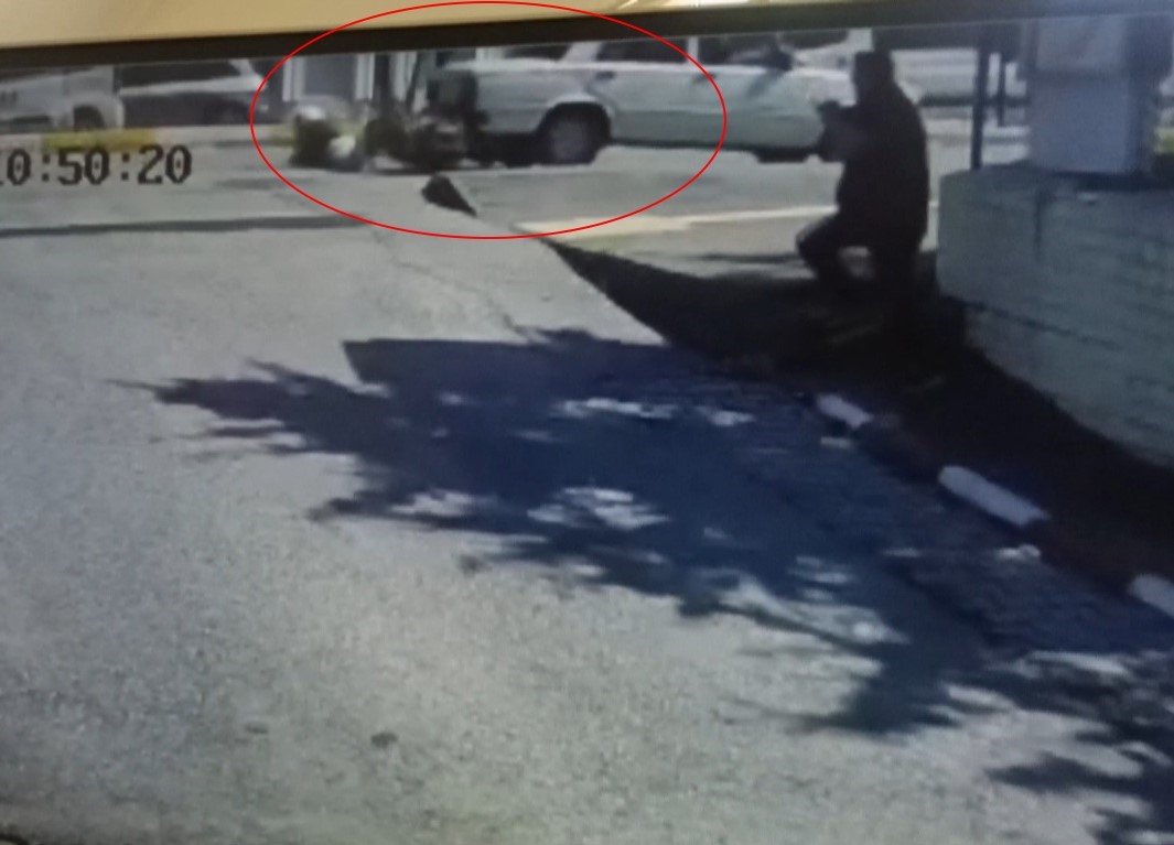 otomobille carpisan elektrikli bisiklet surucusu park halindeki aracin altina suruklendi 7 ciiSJOGH
