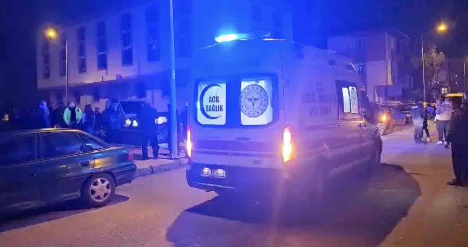 otomobille carpisan hafif ticari arac apartman bosluguna savruldu 2 yarali 1