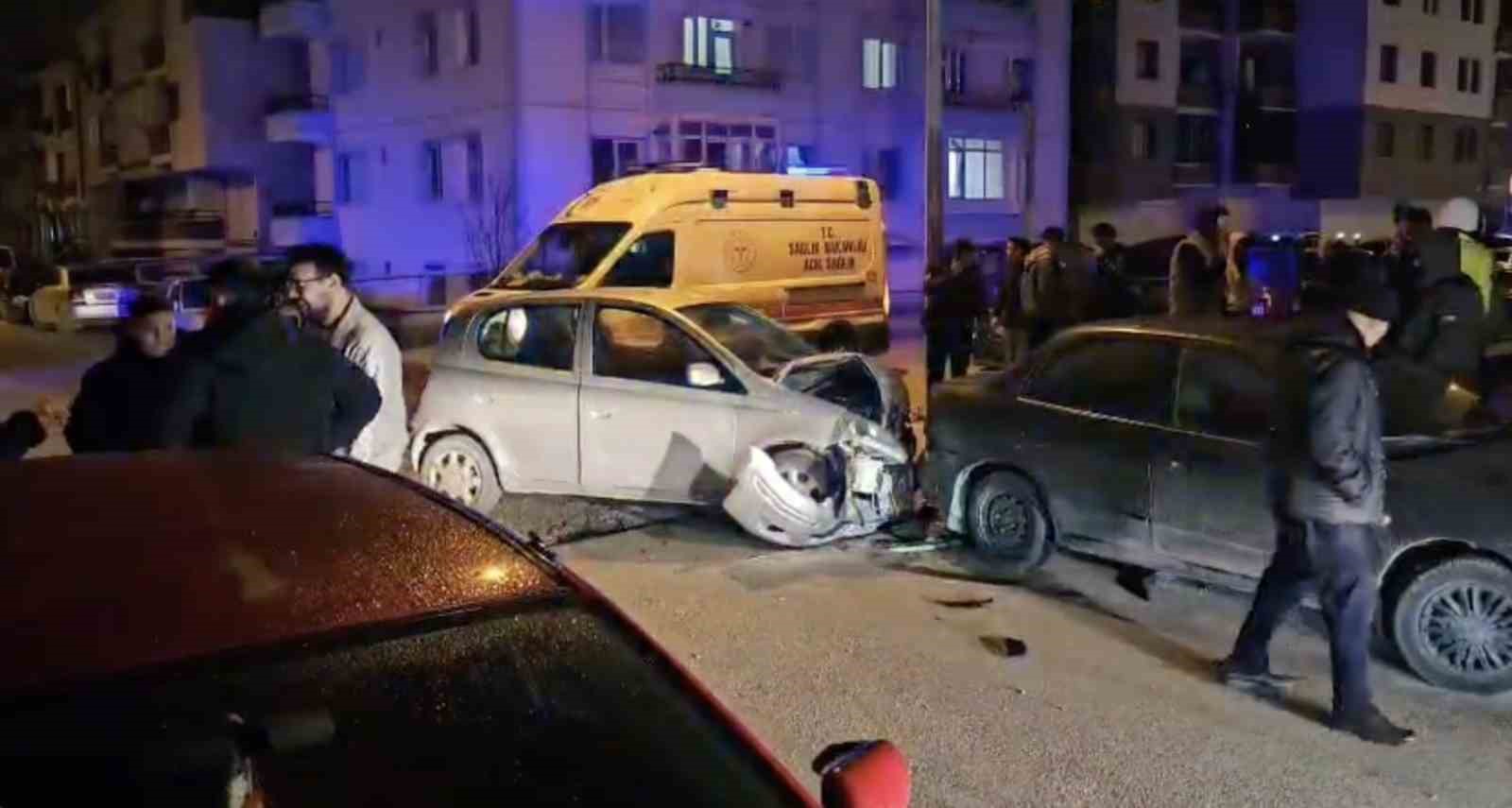 otomobille carpisan hafif ticari arac apartman bosluguna savruldu 2 yarali 3 hwrv1lFG