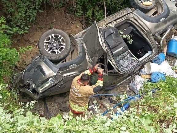 otomobille carpisan hafif ticari arac dereye uctu 7 yarali 0 zA1rq7Xi