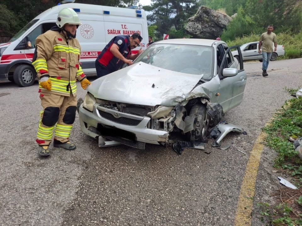 otomobille carpisan hafif ticari arac dereye uctu 7 yarali 1 sUiPpFMM
