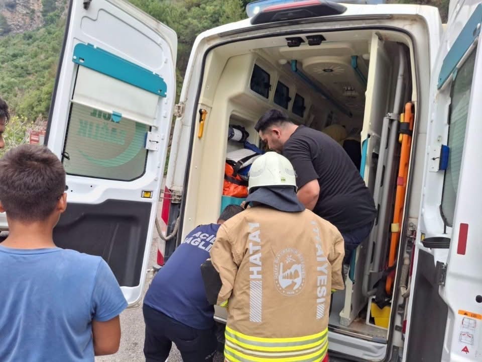 otomobille carpisan hafif ticari arac dereye uctu 7 yarali 2