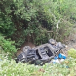 otomobille-carpisan-hafif-ticari-arac-dereye-uctu-7-yarali-6dqj8AsZ.jpg