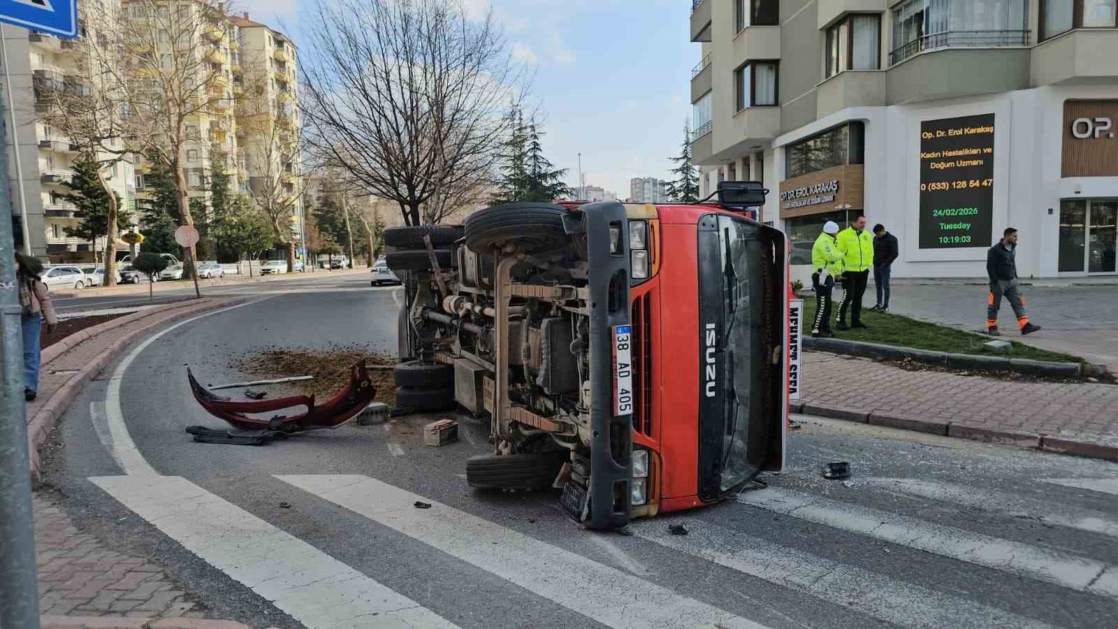 otomobille carpisan kamyonet yan yatti hayvan diskilari yola savruldu 1 n9TzZaXH
