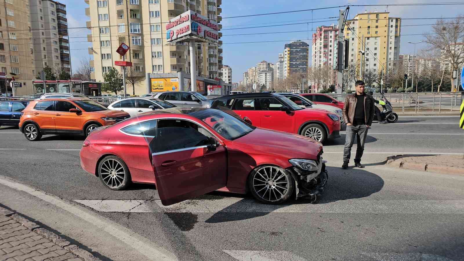 otomobille carpisan kamyonet yan yatti hayvan diskilari yola savruldu 2 s97cZ3Uz