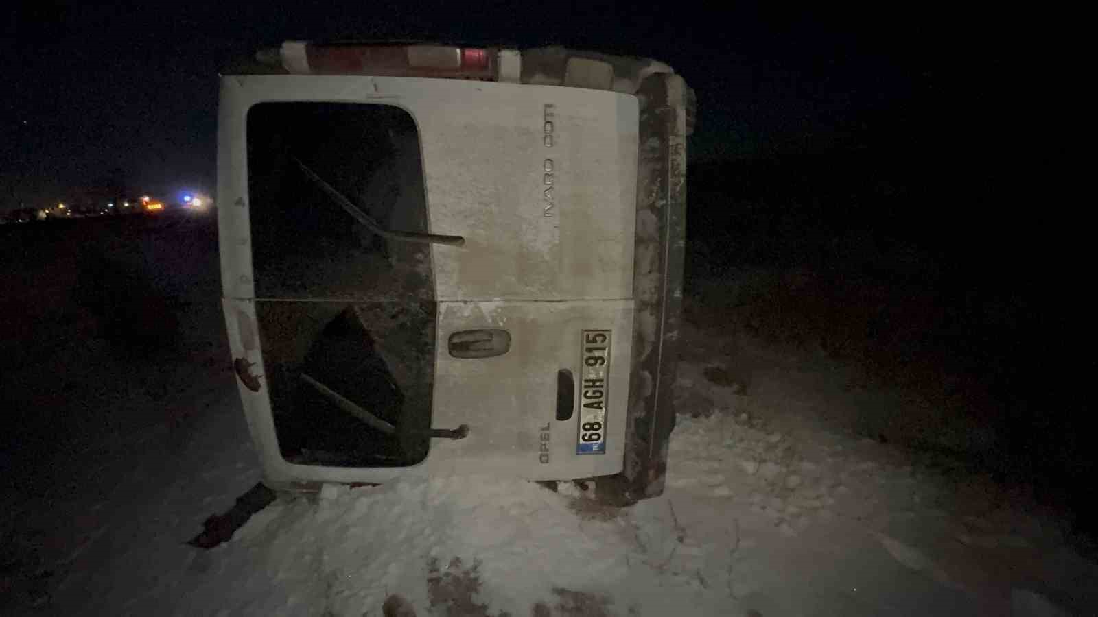 otomobille carpisan minibus sarampole takla atti 2 yarali 0 PYKjcaFP