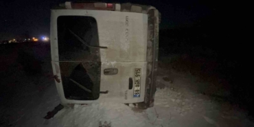 otomobille-carpisan-minibus-sarampole-takla-atti-2-yarali-cD4aT8Jt.jpg
