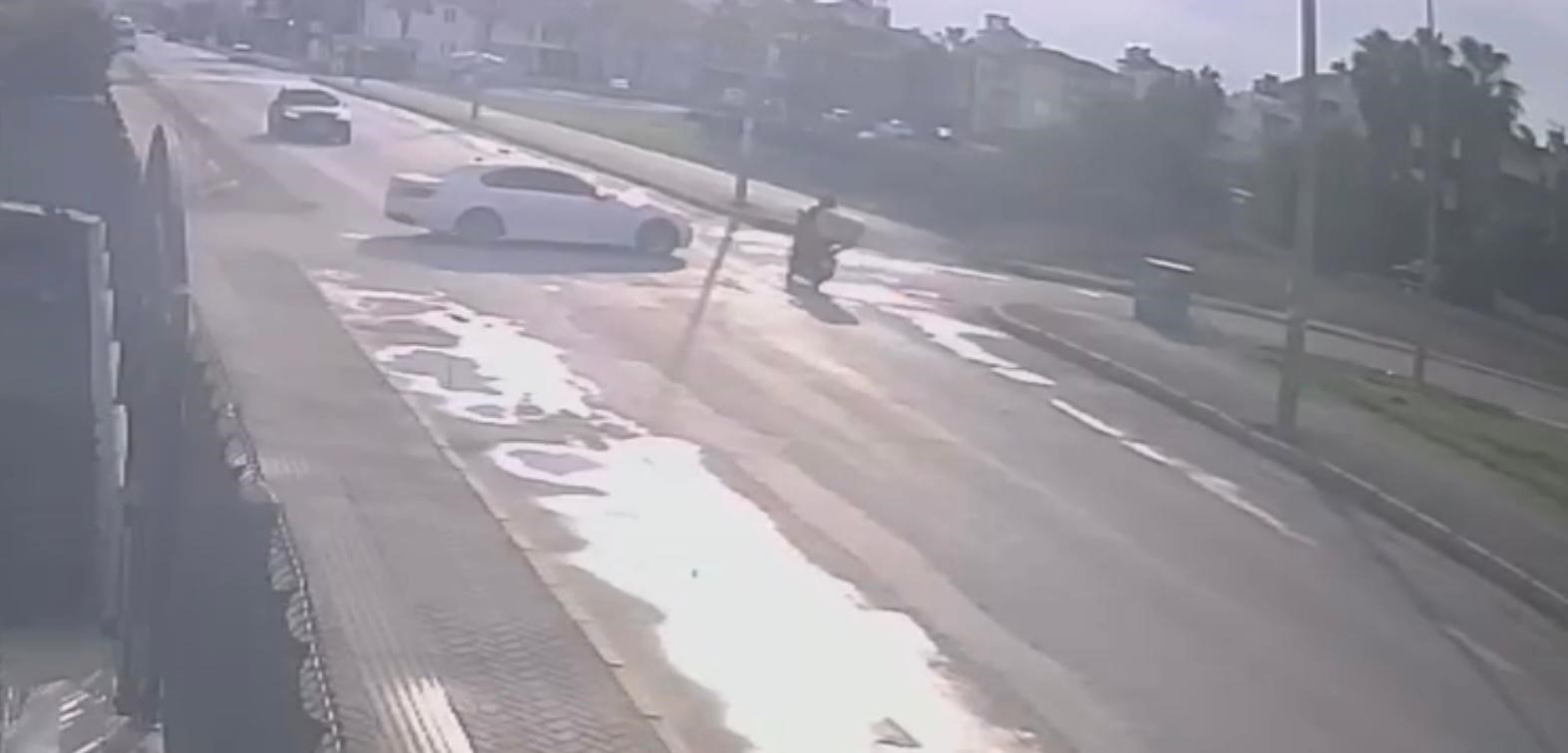 otomobille carpisan motokuryenin agir yaralandigi kaza guvenlik kamerasina yansidi 0