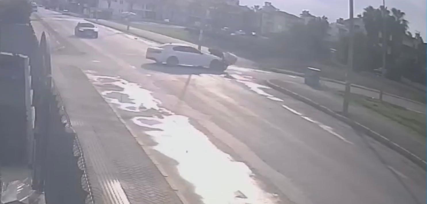 otomobille carpisan motokuryenin agir yaralandigi kaza guvenlik kamerasina yansidi 1 GSdVNNiq