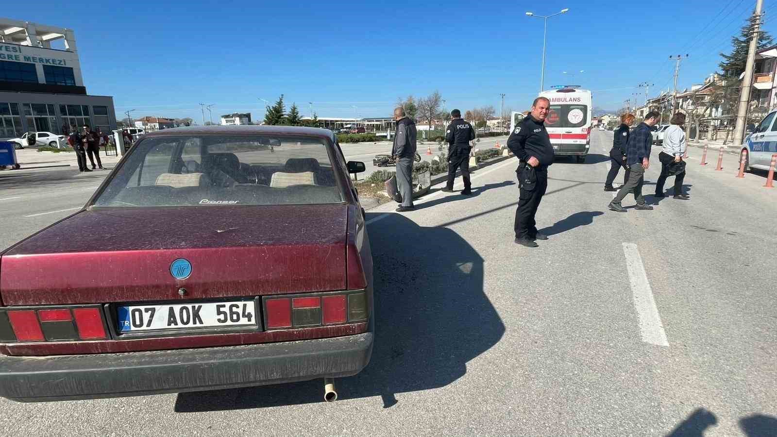 Otomobille çarpışan motosiklet karşı şeride sürüklendi: 1 yaralı 5 otomobille carpisan motosiklet karsi seride suruklendi 1 yarali 1 pOzvP6OJ