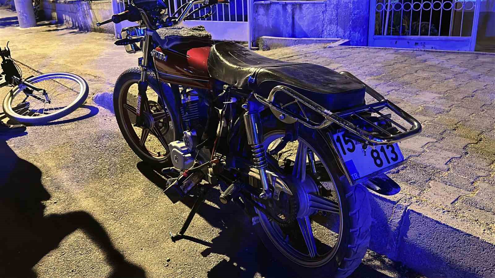 Otomobille çarpışan motosiklet kontrolden çıkınca yol kenarındaki çocuğa çarptı 5 otomobille carpisan motosiklet kontrolden cikinca yol kenarindaki cocuga carpti 1