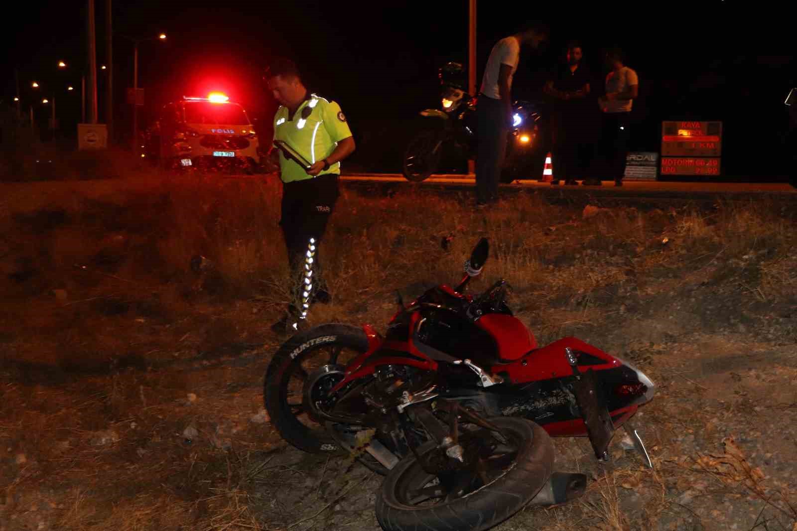 otomobille carpisan motosiklet sarampole savruldu 1 yarali 2 OVtLZUAS