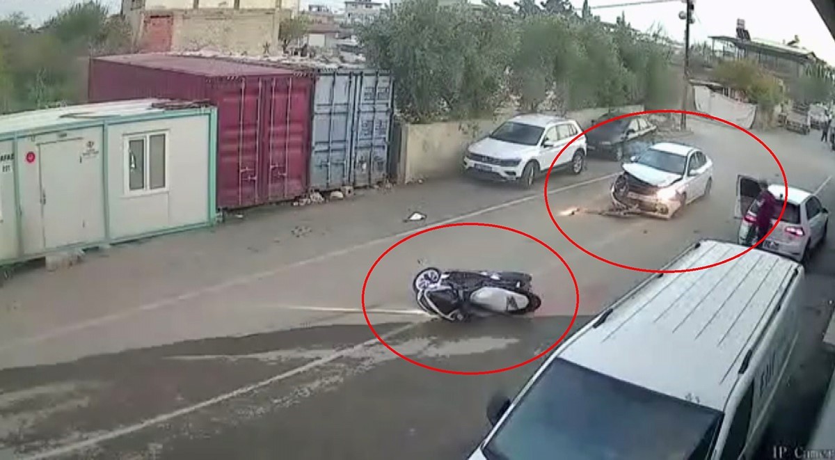 otomobille carpisan motosiklet surucusunun havada taklalar attigi anlar kamerada 1