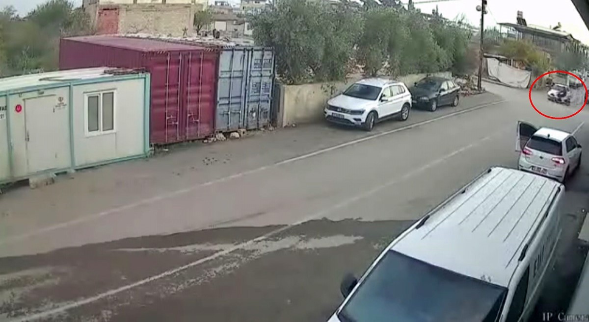 otomobille carpisan motosiklet surucusunun havada taklalar attigi anlar kamerada 2 XkiLbdhS