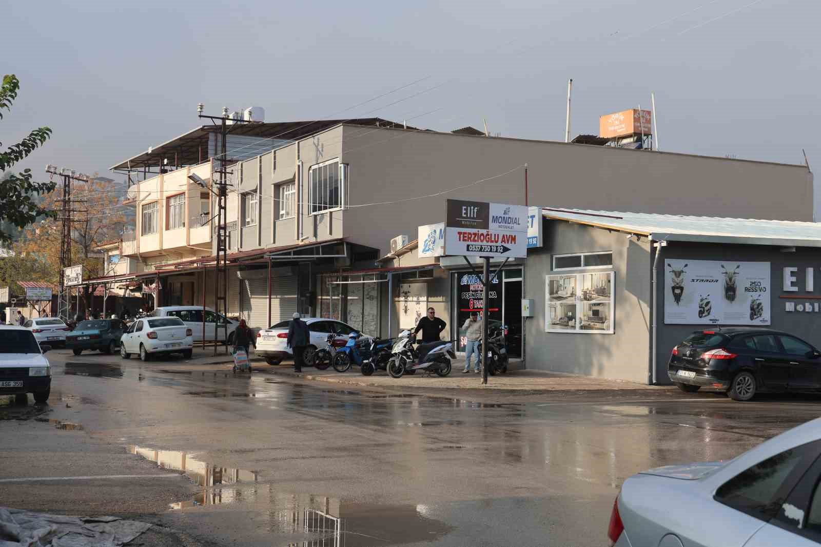 otomobille carpisan motosiklet surucusunun havada taklalar attigi anlar kamerada 4 WkkR9JHZ