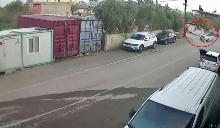 otomobille-carpisan-motosiklet-surucusunun-havada-taklalar-attigi-anlar-kamerada-cKTFEQpX.jpg