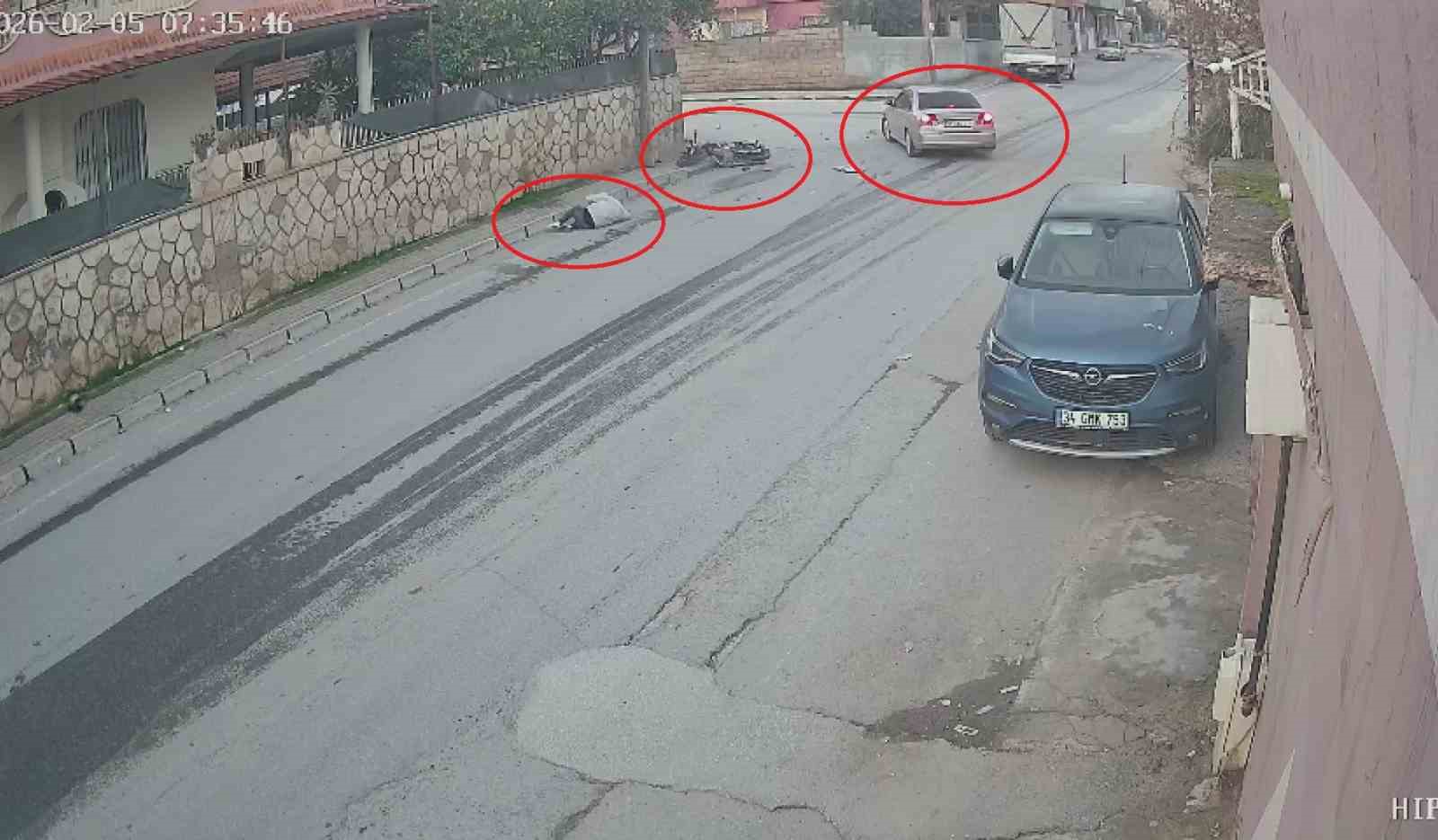 otomobille carpisan motosiklet surucusunun metrelerce havaya savruldugu anlar kamerada 0 rqvPnz6U