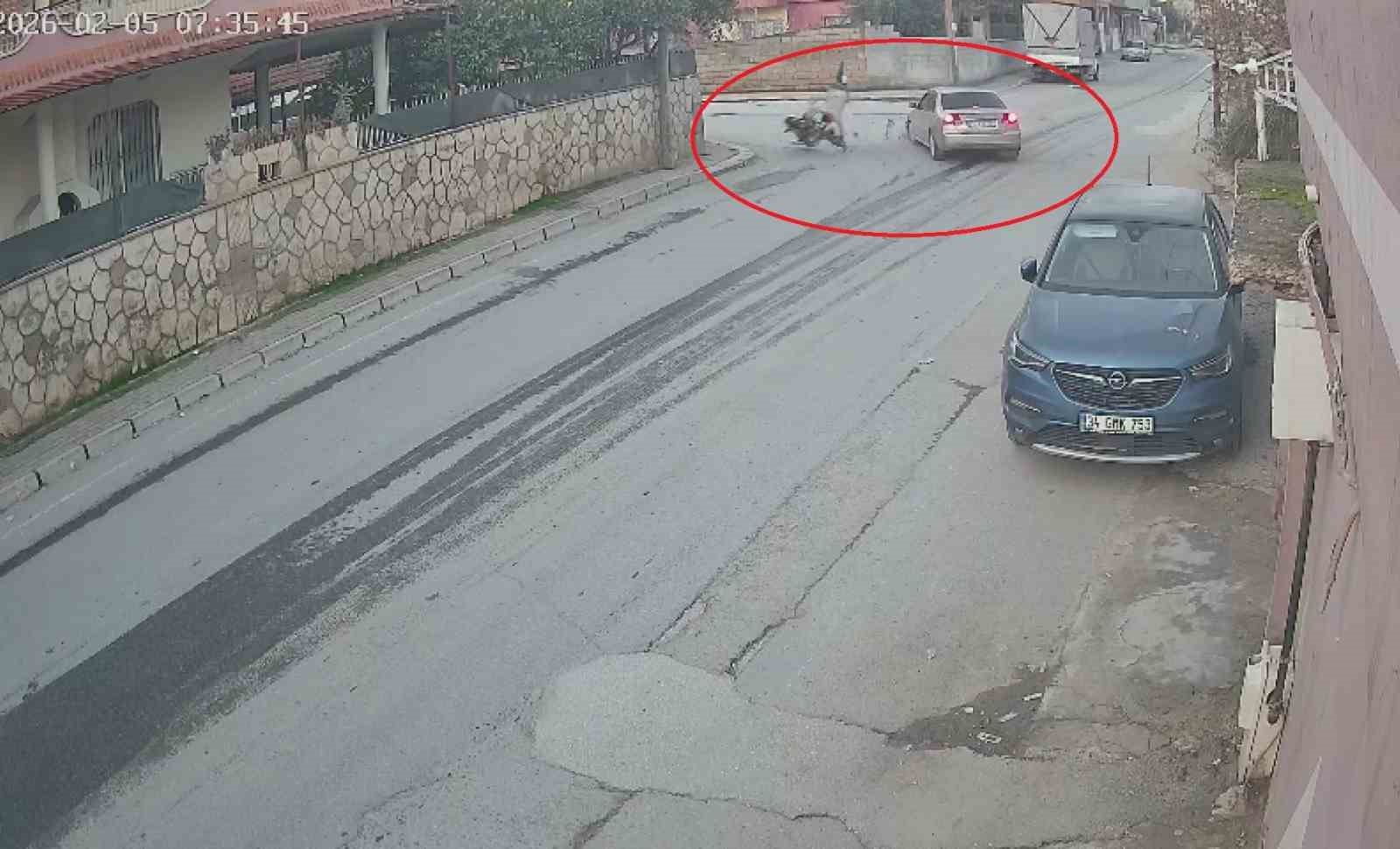 otomobille carpisan motosiklet surucusunun metrelerce havaya savruldugu anlar kamerada 1 K7priVSK