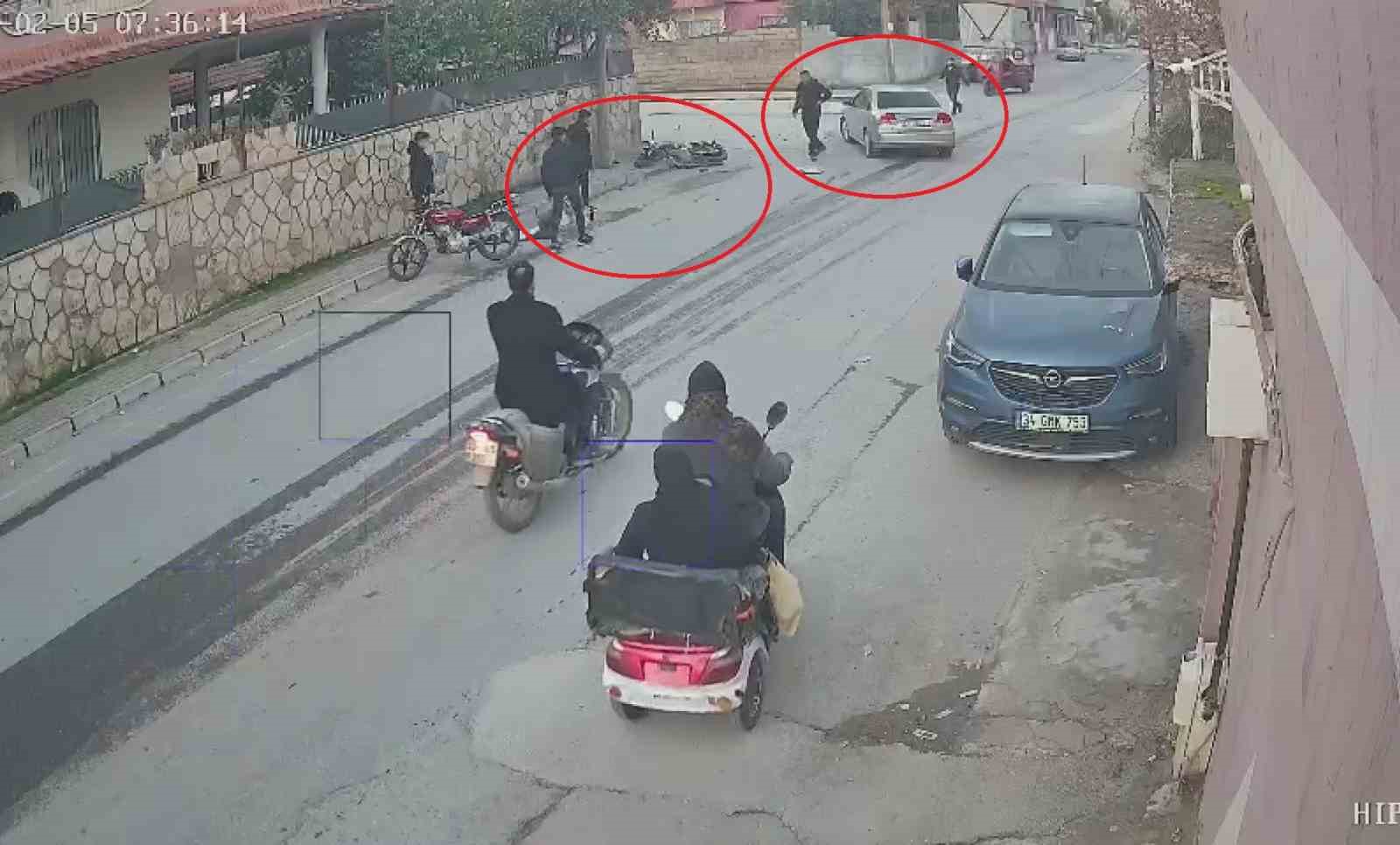 otomobille carpisan motosiklet surucusunun metrelerce havaya savruldugu anlar kamerada 2 yf4TbBpT