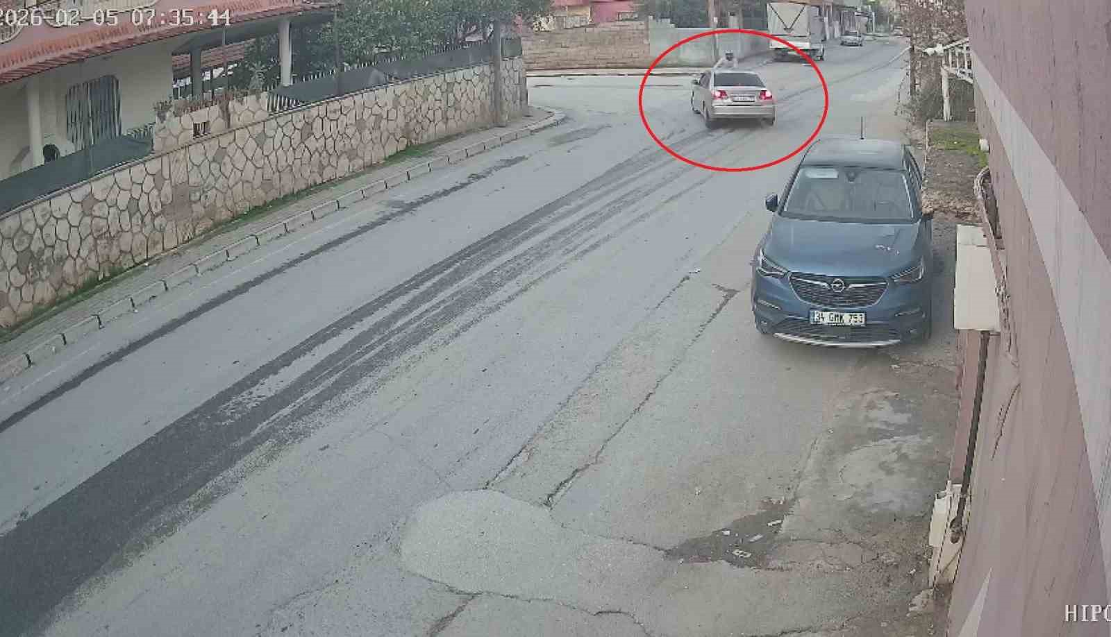 otomobille carpisan motosiklet surucusunun metrelerce havaya savruldugu anlar kamerada 3 Ag4bOfR5