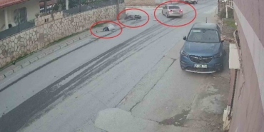 otomobille-carpisan-motosiklet-surucusunun-metrelerce-havaya-savruldugu-anlar-kamerada-lvlwNFsc.jpg