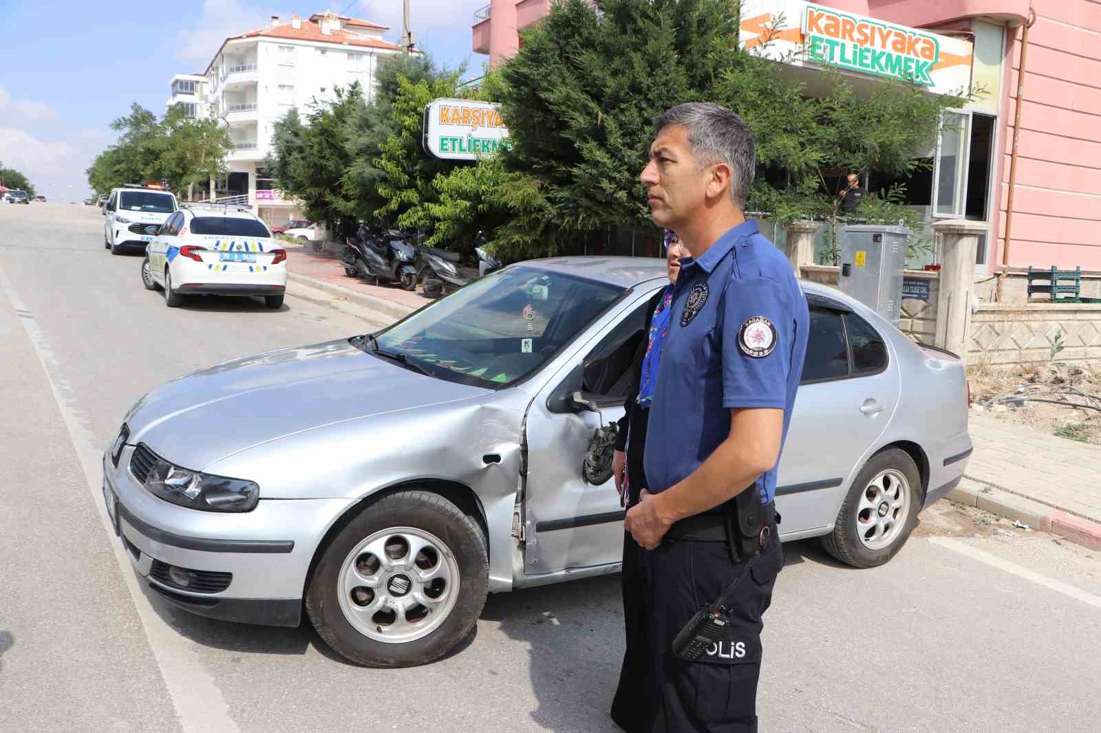 Otomobille çarpışan motosikletin sürücüsü yaralandı 5 otomobille carpisan motosikletin surucusu yaralandi 1
